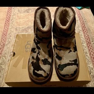 Men's Short Uggs Size 9